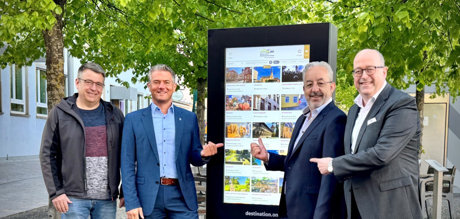 Auf dem Obermarkt in Alzey wurde eine neue digitale Info-Stele eingeweiht.