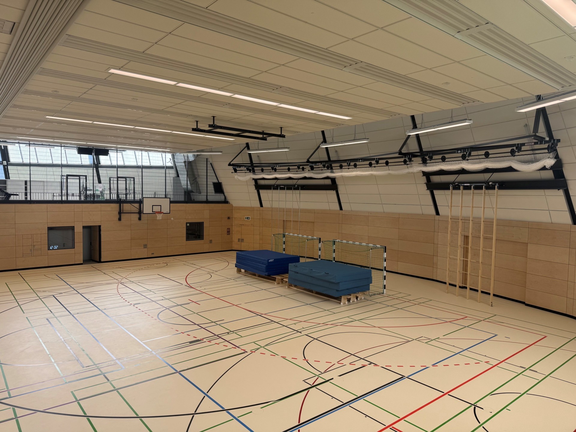 Die Rundsporthalle des Landkreises in der Stadt Alzey ist nach rund zweieinhalb Jahren Sanierung wieder für den Sportbetrieb freigegeben.