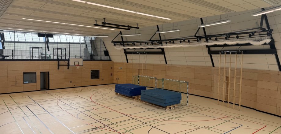 Die Rundsporthalle des Landkreises in der Stadt Alzey ist nach rund zweieinhalb Jahren Sanierung wieder für den Sportbetrieb freigegeben.