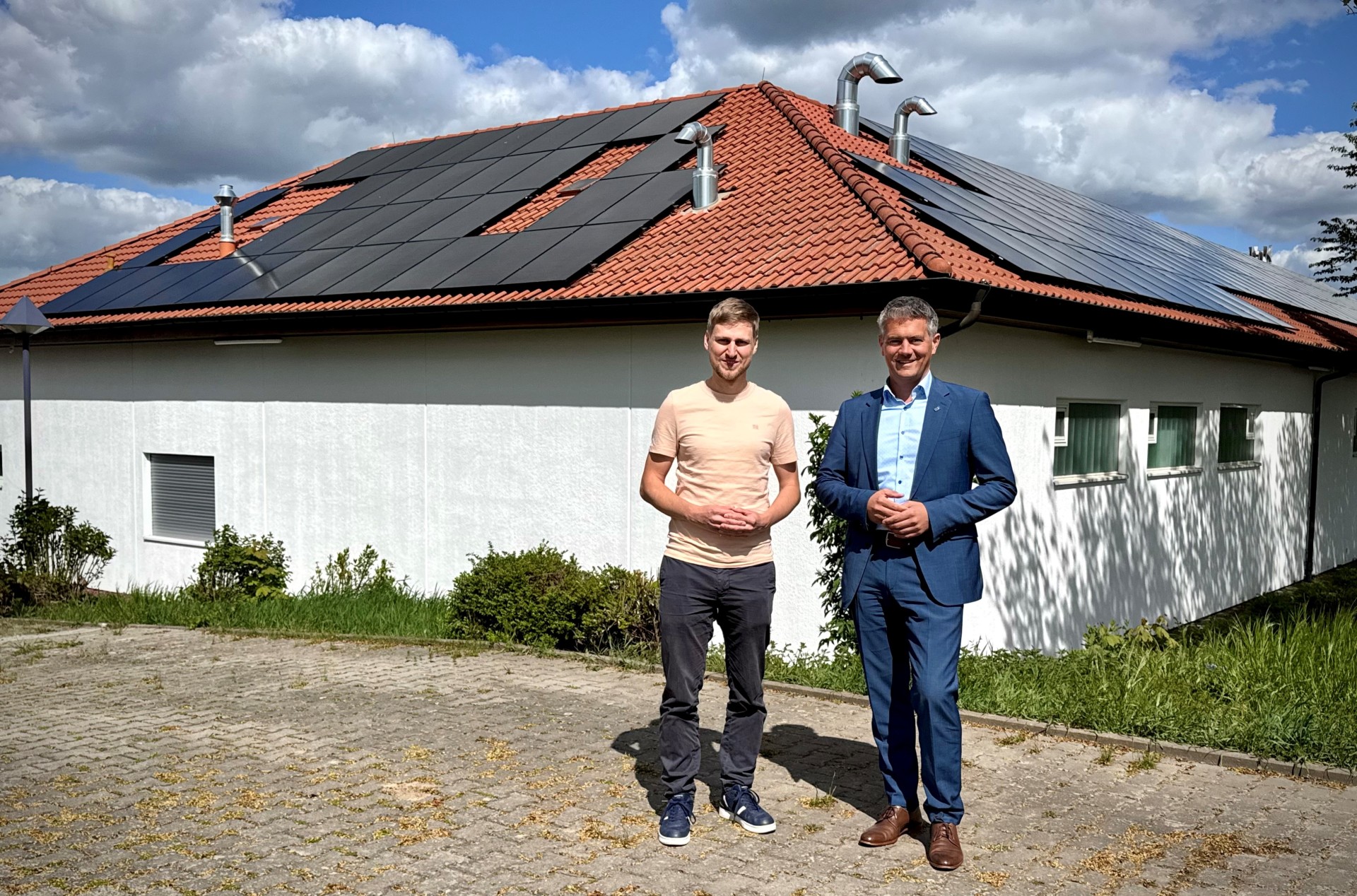 zu sehen ist auf den Dächern des städtischen Bauhofs eine Photovoltaik-Anlage (Solar Panel)