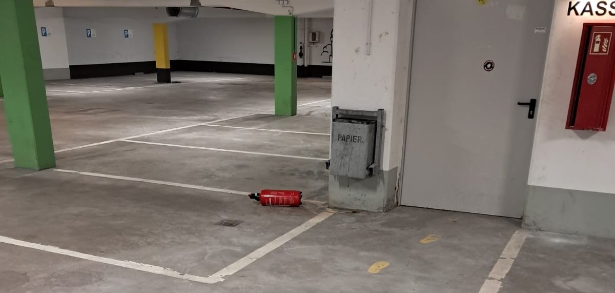 Vandalismus in der Tiefgarage mit Pulverfeuerlöscher