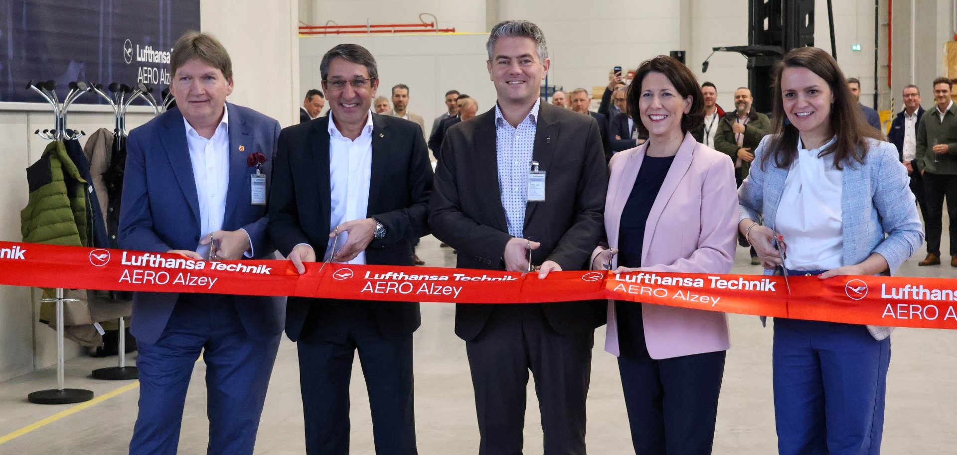 Großes Logistikzentrum eröffnet Lufthansa Technik AERO Alzey wächst weiter. Einweihung und durchschneiden des Eröffnungsbandes von Bürgermeister Jung und der Geschäftsführung von Lufthansa Technik AERO.