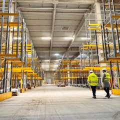 Man sieht das neuen (noch leere) TST-Logistikzentrum von innen.