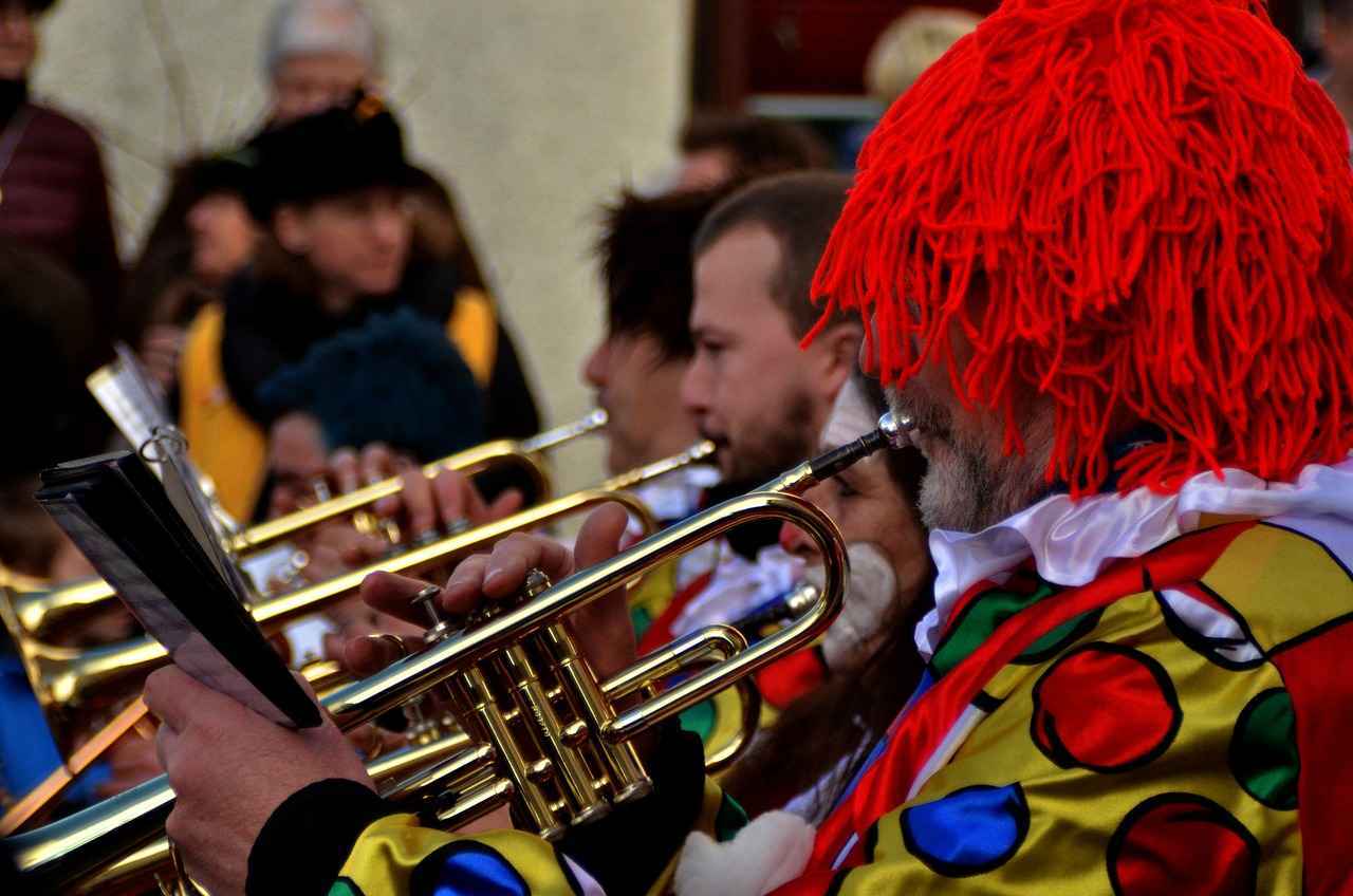 Man sieht Blasmusiker des Fastnachtsumzuges als Clown verkleidet die gemeinsam musizieren.