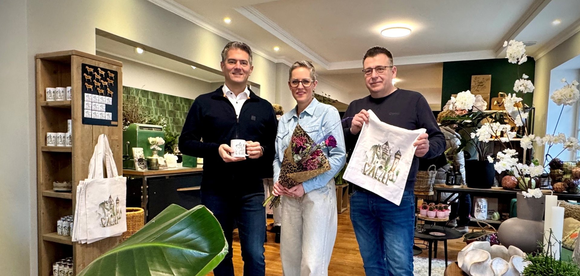 Man sieht Bürgermeister Steffen Jung im neuen Concept Store neben Blumen und Pflanzen, Dekoartikeln, Souvenirs, Feinkost, einer Duftecke sowie Mode und Schmuck.