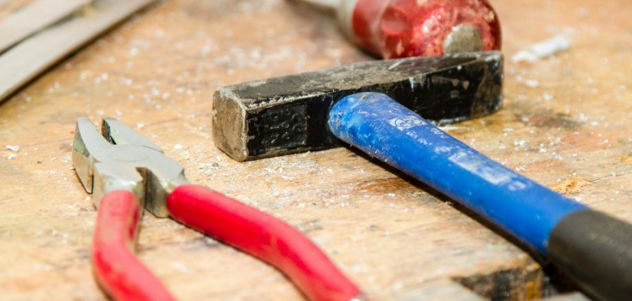 Hammer, Zange, Schraubendreher