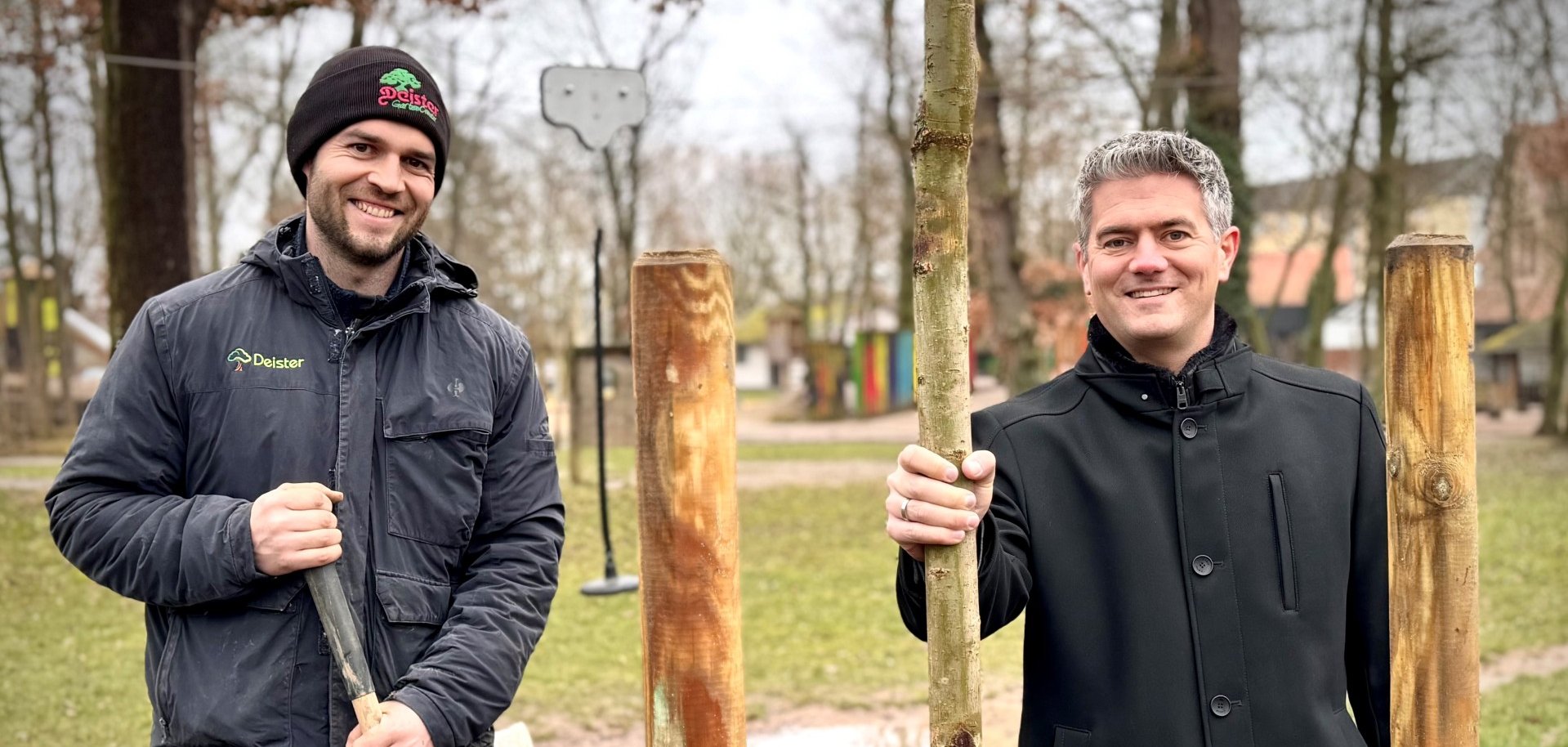 Baumspende von Deister GartenCreativ, man sieht wie die Bäume gepflanzt werden mit dabei ist Bürgermeister Steffen Jung.