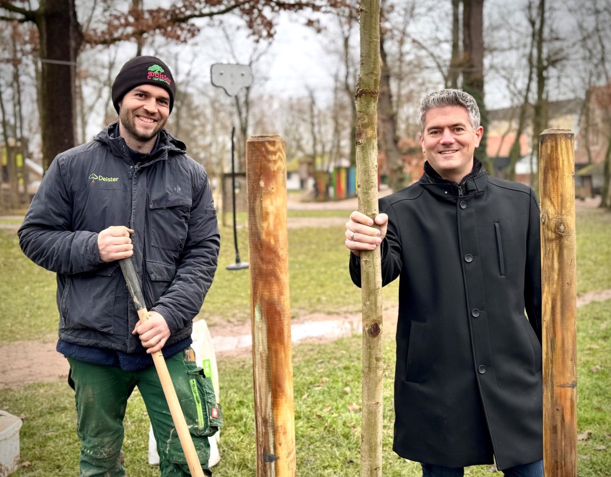 Baumspende von Deister GartenCreativ, man sieht wie die Bäume gepflanzt werden mit dabei ist Bürgermeister Steffen Jung.