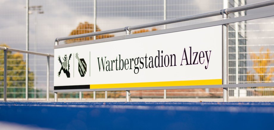 Ein Foto des Schildes der Wartbergstation Alzey