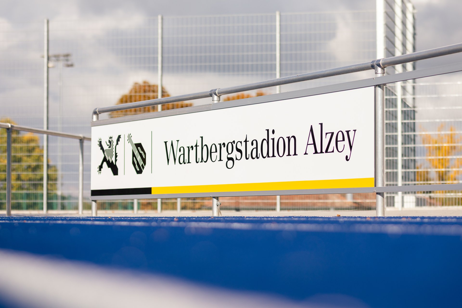 Ein Foto des Schildes der Wartbergstation Alzey