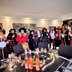 Die Alser Hexen im Rathaus neben Bürgermeister Steffen Jung, festlich verzierter Tisch mit Sekt und Luftschlangen