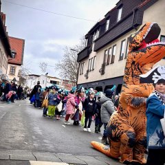 Kinderfastnachtsumzug als Piratenverkleidete Kinder die eine Straße entlanag laufen