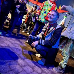 Man sieht Bürgermeister Steffen Jung mit dem Rathausschlüssel in der Hocke und um Ihn stehen einige Kinder herrum