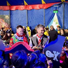 Bürgermeister Steffen Jung steht im Zelt umringt von verkleideten Kindern