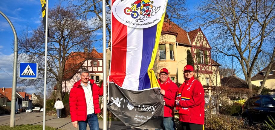 Auf dem Bild zu sehen sind die neuen Fastnachtsflaggen und Bürgermeister Steffen Jung sowie Andreas Forg.