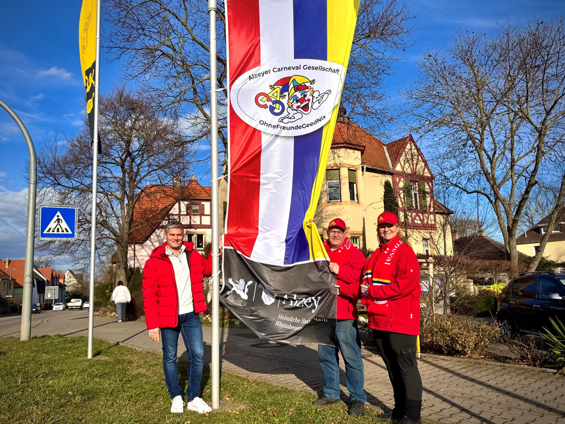 Auf dem Bild zu sehen sind die neuen Fastnachtsflaggen und Bürgermeister Steffen Jung sowie Andreas Forg.