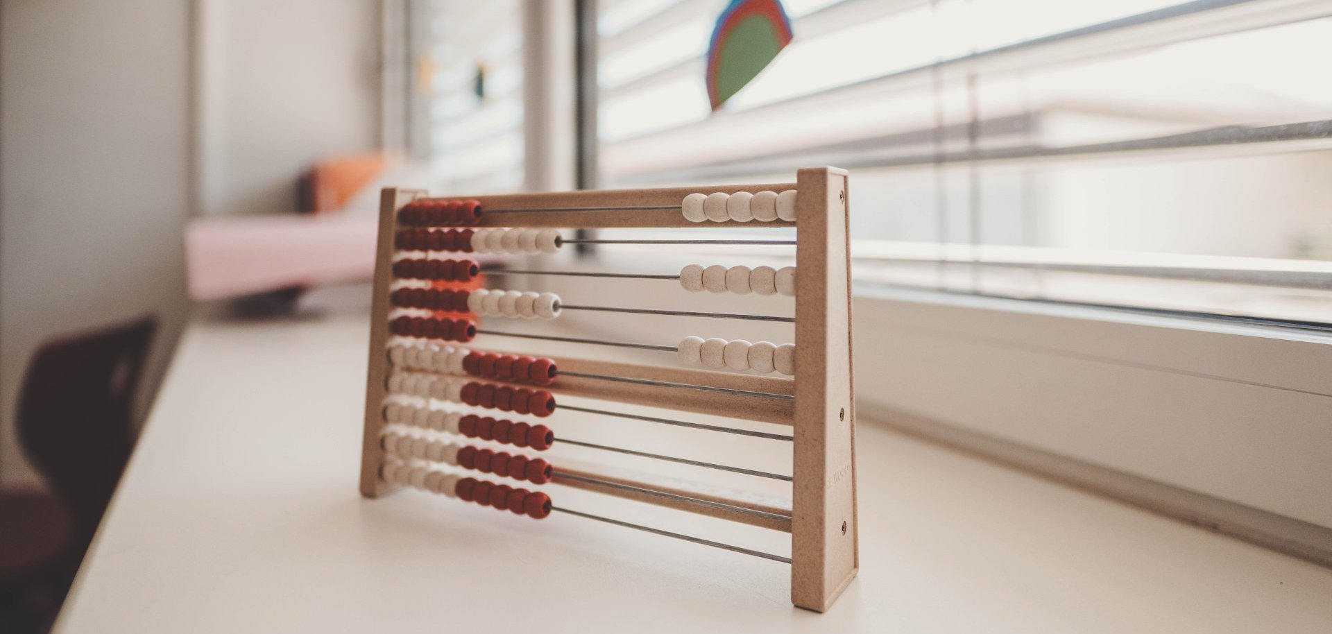 Man sieht einen Rechenschieber.