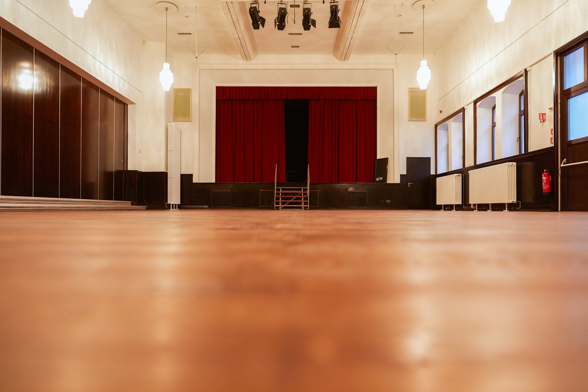 Stadthalle Bild der Halle mit Bühne.