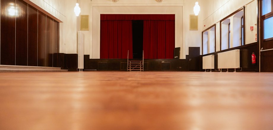 Stadthalle Bild der Halle mit Bühne.