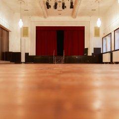 Stadthalle Bild der Halle mit Bühne.