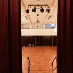 Stadthalle Bild von der Bühne in die Halle.