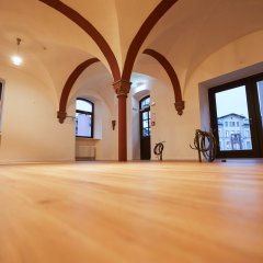 Ein Heller Leerer Raum in der Stadthalle.