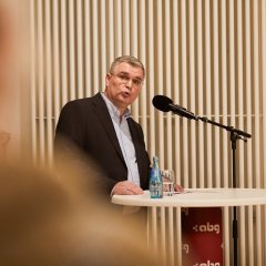 Foto von ABG-Geschäftsführer Volker Riedel der eine Rede hält.