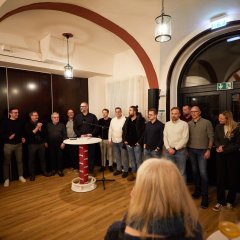 Mehrere Menschen halten eine Rede bei der Einweihungsfeier der neuen Stadthalle.