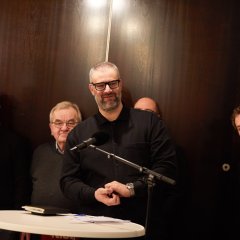 Mehrere Menschen halten eine Rede bei der Einweihungsfeier der neuen Stadthalle.