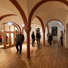 Mehrere Menschen in einem neu renovierten Raum der Stadthalle.