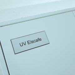 Eine Weiße Tür mit der Aufschrift UV Eiscafe.