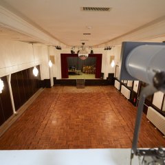 Auf diesem Bild sieht man einen Saal der Stadthalle und die Bühne.