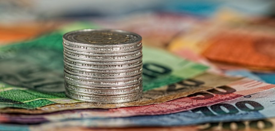 Verschiedene Geldscheine und Münzen.