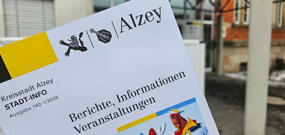 Die Ausgabe 140 der Stadt-Info wird vor dem Rathaus gehalten.