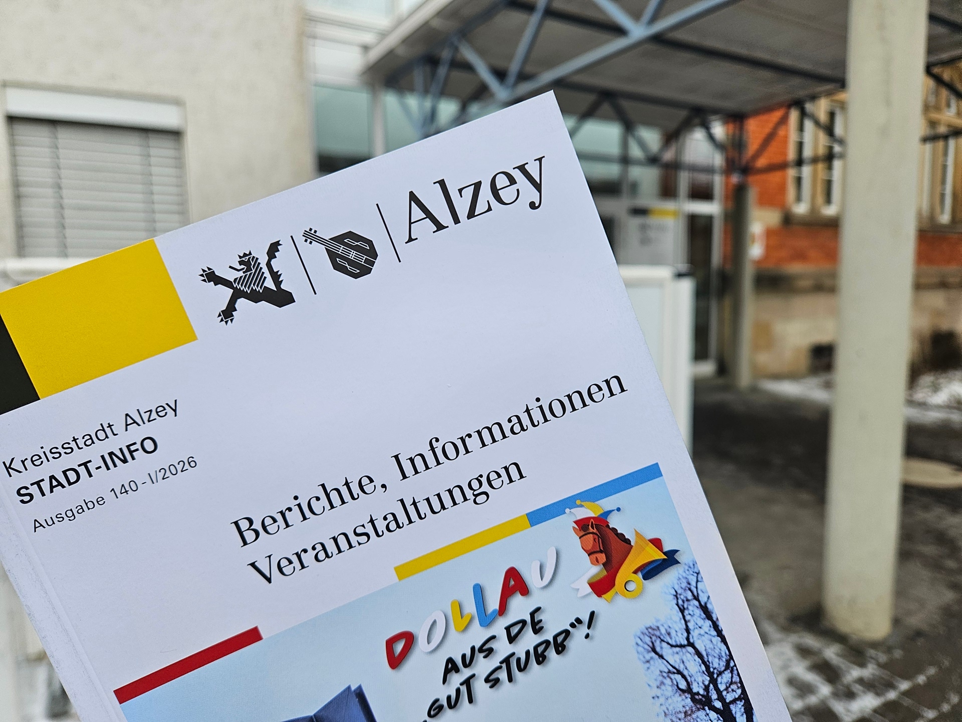 Die Ausgabe 140 der Stadt-Info wird vor dem Rathaus gehalten.