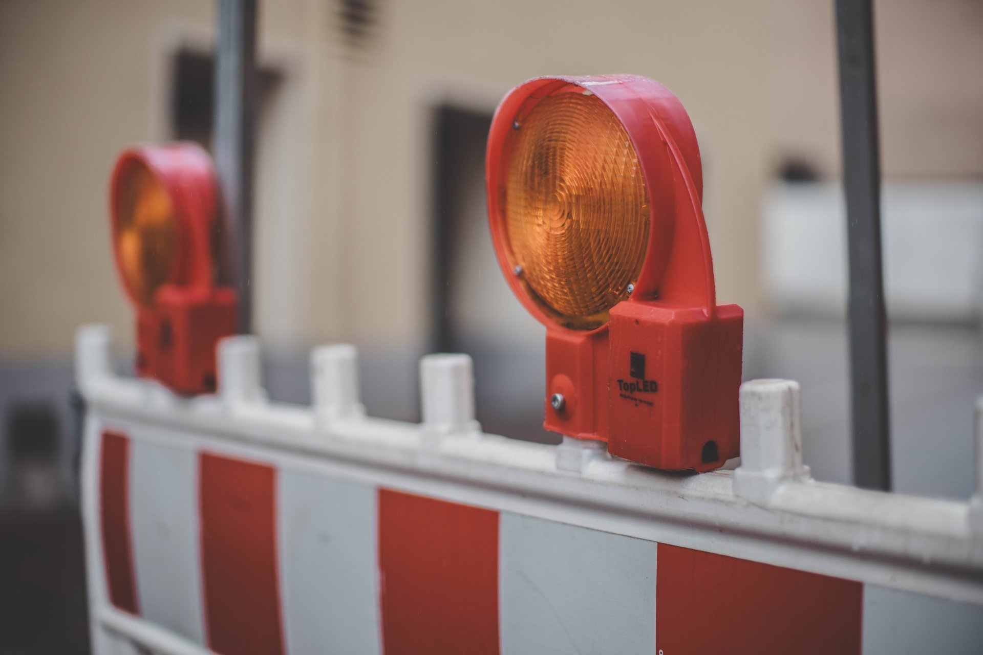 Man sieht eine Absperrschranke (Schrankenzäune).