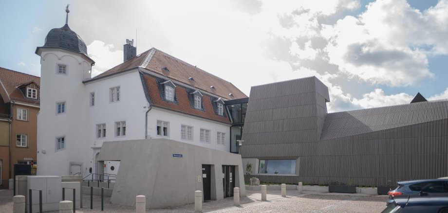 Man sieht den Museumsplatz und das Museum von Außen.