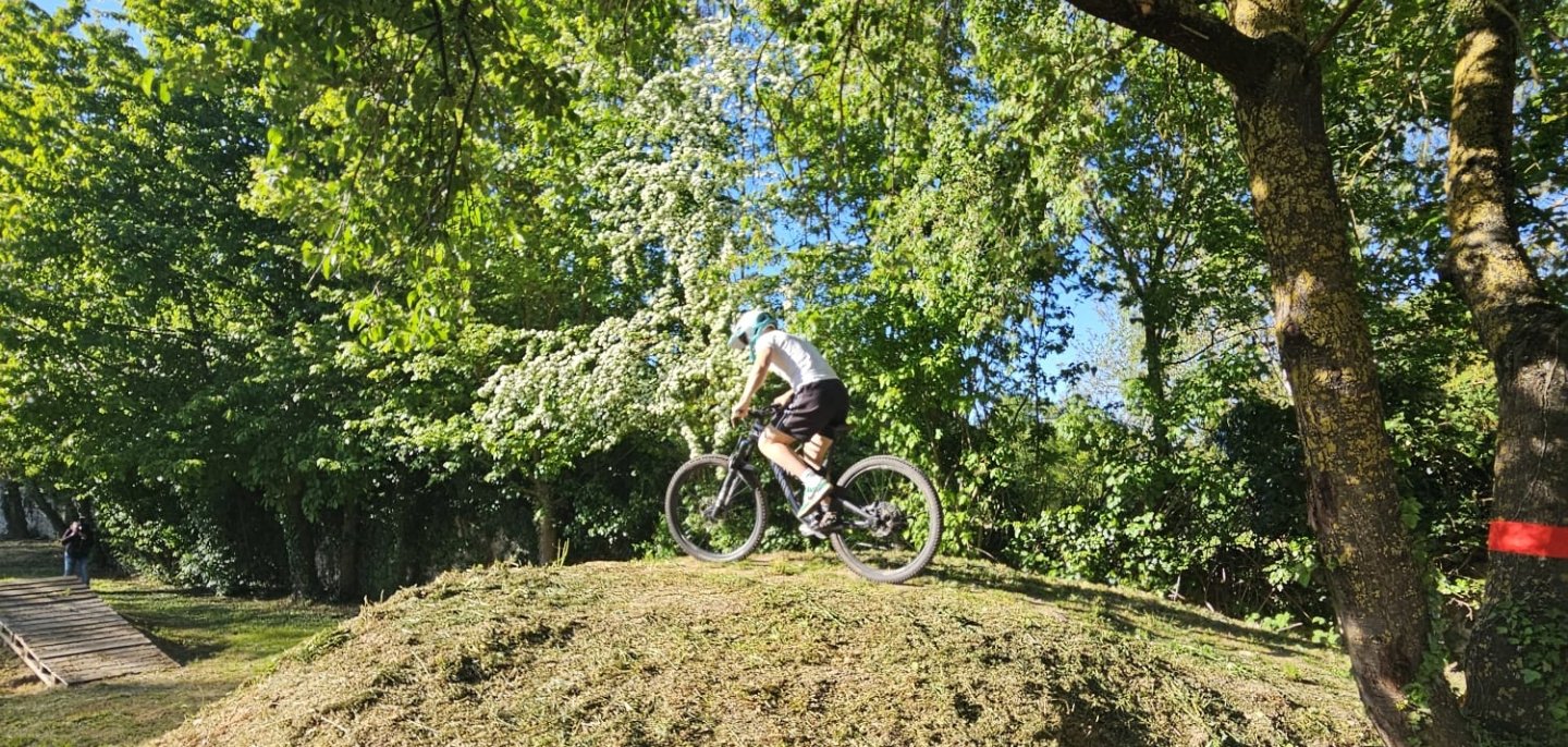 ein Fahrradfahrer fährt auf einem Hügel