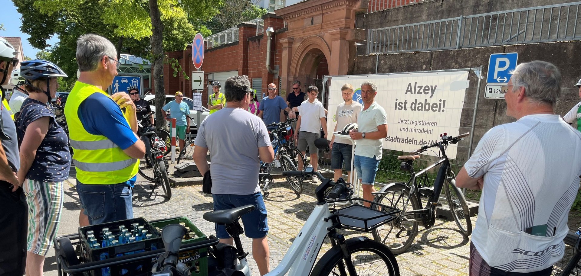 mehrere Fahrradfahrer stehen um Bürgermeister Steffen Jung herum, der grade eine Ansprache hält