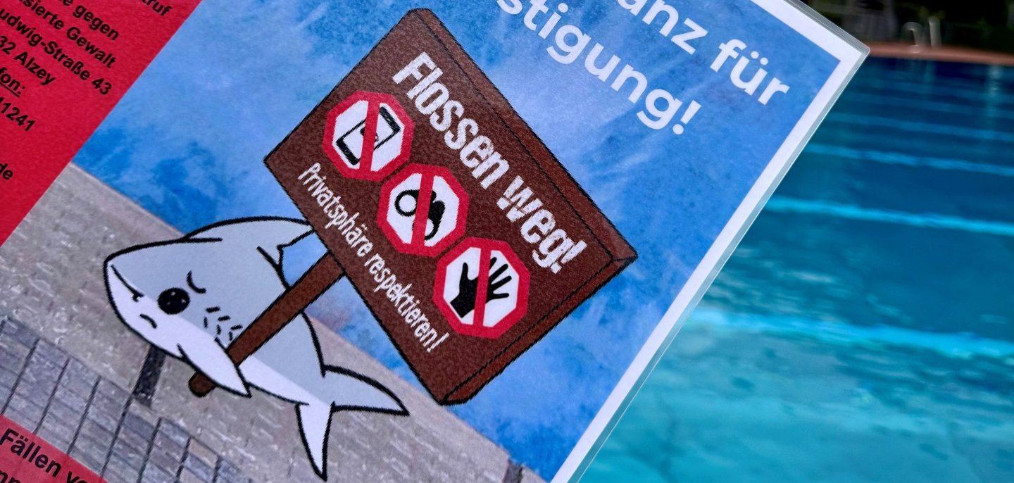 ein Schild für das Wartbergbad in Alzey mit der Aufschrift: "Flossen weg", als Warnung vor sexuellen Übergriffen und Konsequenzen