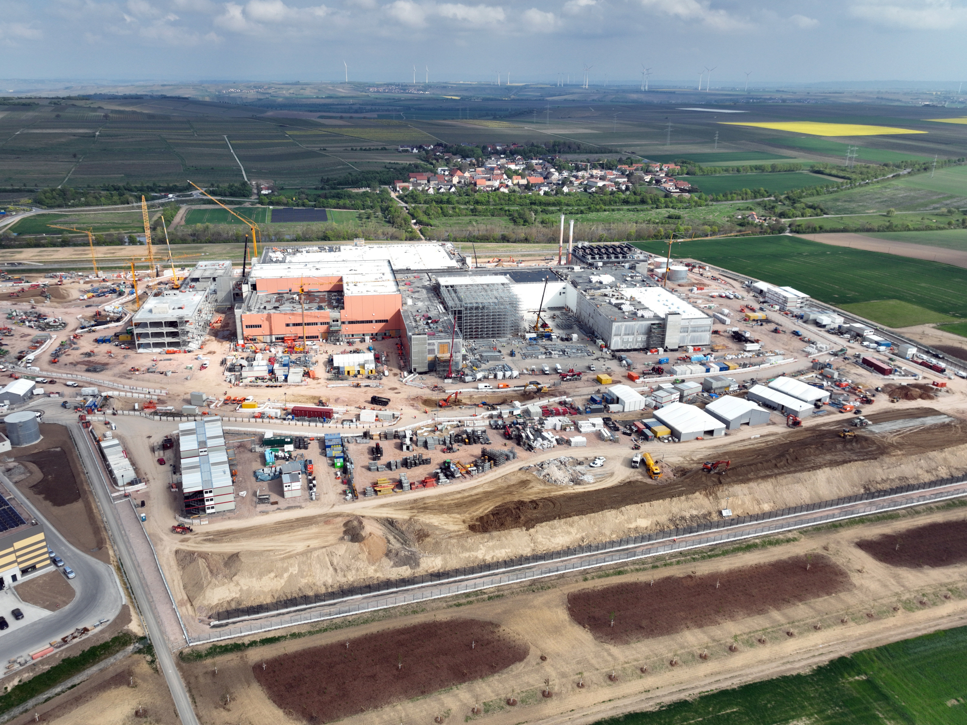 eine große Baustelle des Alzeyer Industriegebiets aus der Vogelperspektive