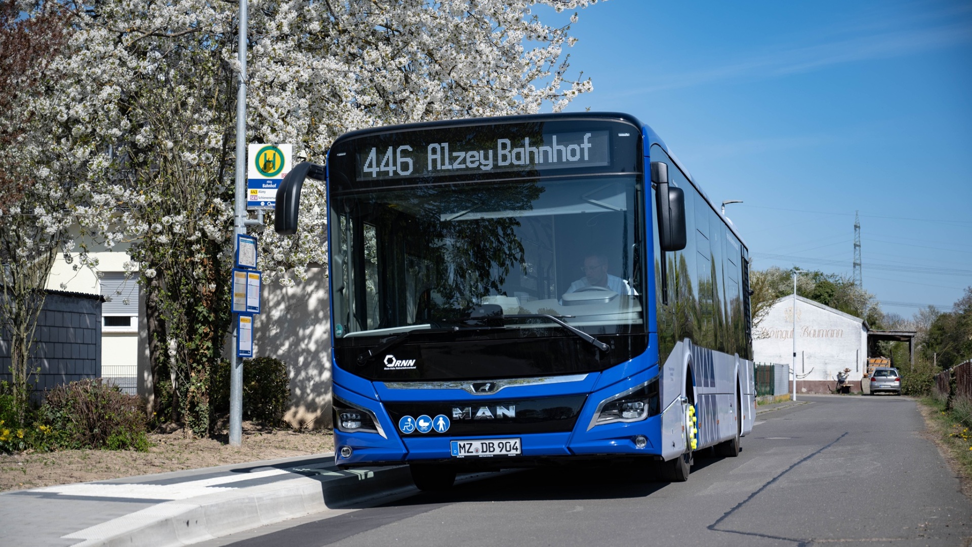 Man sieht ein foto von einem Bus.