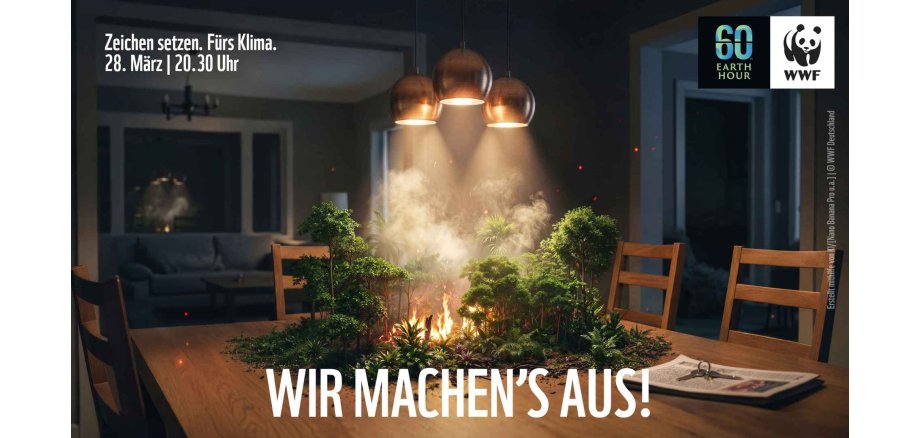 Ein KI-erstelltes Werbebild für die WWF Deutschland, man sieht einen mini Waldbrand in einem Wohnzimmer auf einem Holztisch.