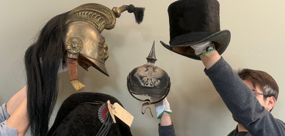 Mehrere Alte Hüte und Helme.