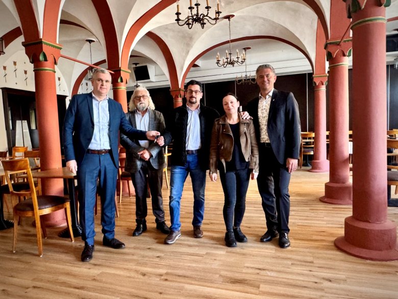 Ab 8. Juni übernimmt das beliebte Restaurant „Il Tramonto“ von Familie Ielapi den Ratskeller in der frisch sanierten Stadthalle. Man sieht die Familie bei der Schlüsselübergabe in der Stadthalle.