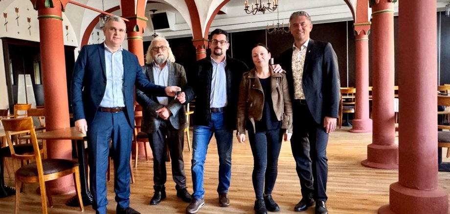 Ab 8. Juni übernimmt das beliebte Restaurant „Il Tramonto“ von Familie Ielapi den Ratskeller in der frisch sanierten Stadthalle. Man sieht die Familie bei der Schlüsselübergabe in der Stadthalle.