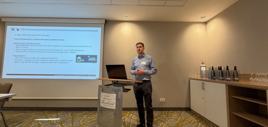 Man sieht jemanden vom Weinhotelkaisergarten, der eine Präsentation zum Thema: "Wermepumpen" hält.