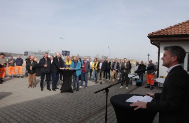 Einweihung des neuen Baubetriebshofes Bürgermeister Steffen Jung hält eine Rede.