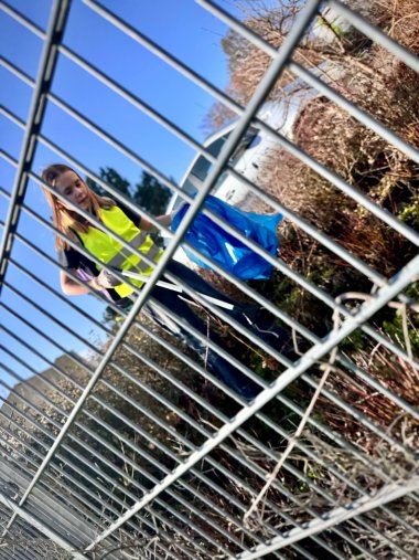 Ein Kind das Müllsammelt