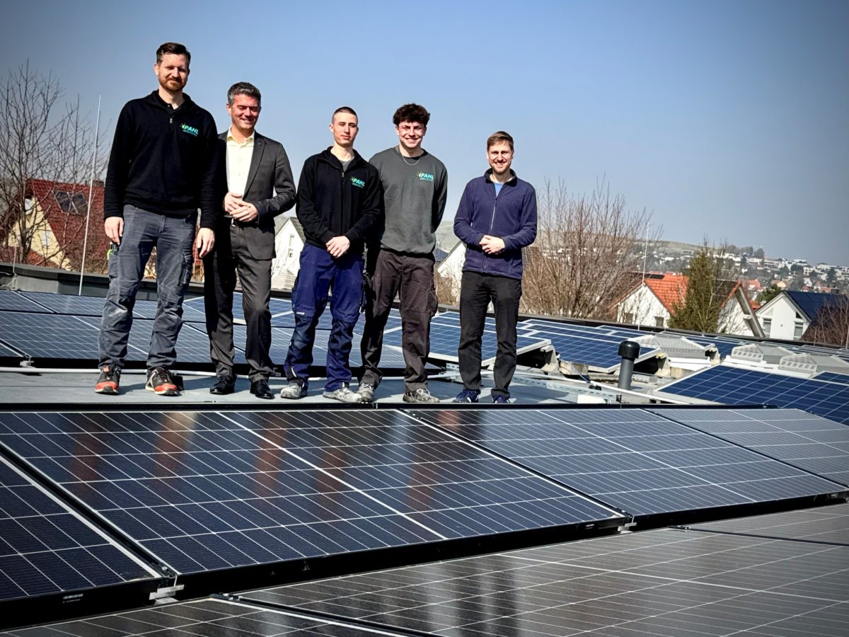 Man sieht die neue PV-Anlage mit Stromspeicher auf Kita „Haus der Klänge“ und einige Personen unteranderem Bürgermeister Steffen Jung